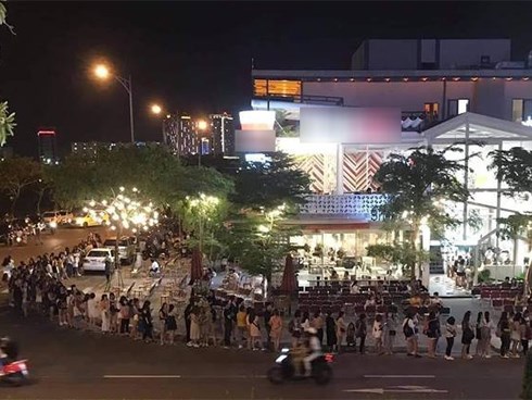 Đến hẹn lại lên: Cư dân mạng đang cãi nhau um sùm vì khoảnh khắc xếp hàng mua trà sữa của giới trẻ!
