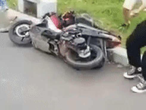 Nhóm thanh niên cầm búa đập xe máy nát bươm gây phẫn nộ