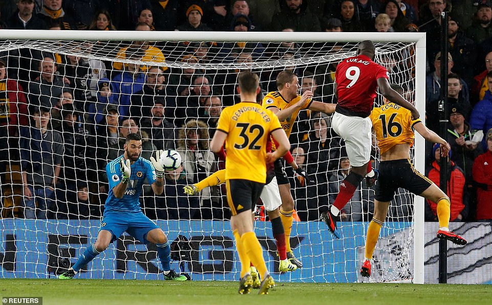 MU thêm một lần ôm hận trước Bầy sói bởi những sai lầm cá nhân-3