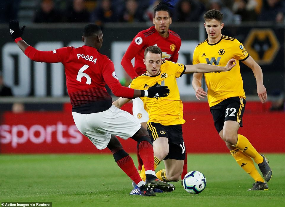 MU thêm một lần ôm hận trước Bầy sói bởi những sai lầm cá nhân-5