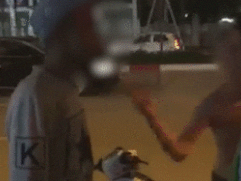 CLIP: Tài xế bị 'giang hồ' tát thẳng tay dù chỉ chờ câu xin lỗi sau va chạm