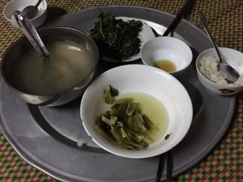 Nhìn mâm cơm bà nội nấu cho cháu đạm bạc đến 