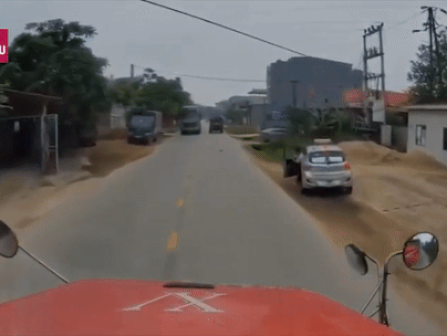 Taxi chặn đầu đòi 'ăn thua' với tài xế container vì không cho vượt