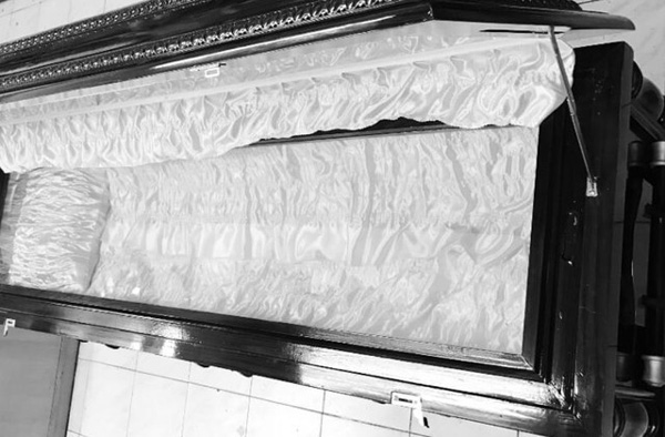 Người đàn ông nghe hai mẹ con than thở tại nhà tang lễ: Không có tiền thì phải làm sao và nói một câu khiến dân mạng động lòng-1