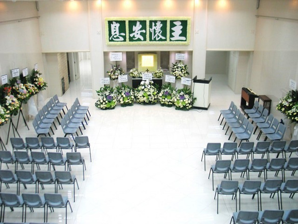 Người đàn ông nghe hai mẹ con than thở tại nhà tang lễ: Không có tiền thì phải làm sao và nói một câu khiến dân mạng động lòng-2