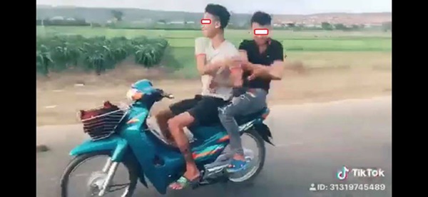 Đi xe máy thả hai tay múa quạt, cặp thanh niên nhận cái kết đầy đau thương-2
