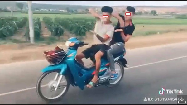 Đi xe máy thả hai tay múa quạt, cặp thanh niên nhận cái kết đầy đau thương-3