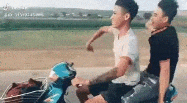 Đi xe máy thả hai tay múa quạt, cặp thanh niên nhận cái kết đầy đau thương-1