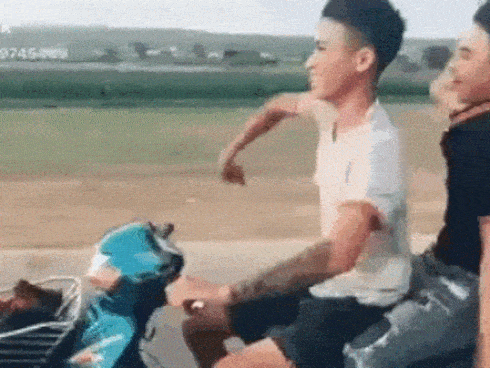 Video: Thanh niên nếm trái đắng nhớ đời vì quay lưng lái xe-1