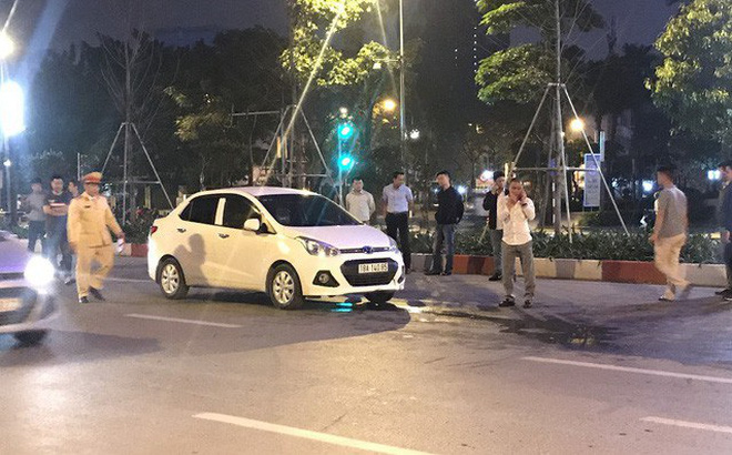 Sau va chạm giao thông, rút dao đâm người đi xe máy rồi lên xe cố thủ-1