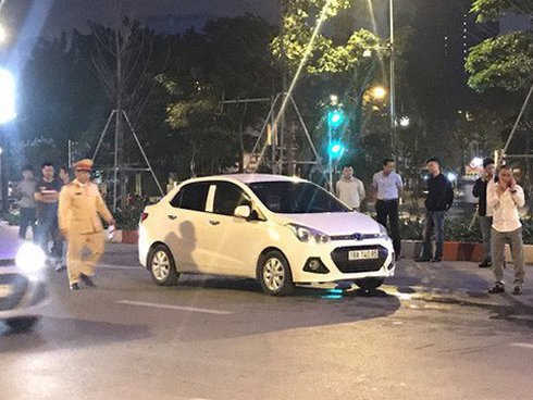 Sau va chạm giao thông, rút dao đâm người đi xe máy rồi lên xe cố thủ