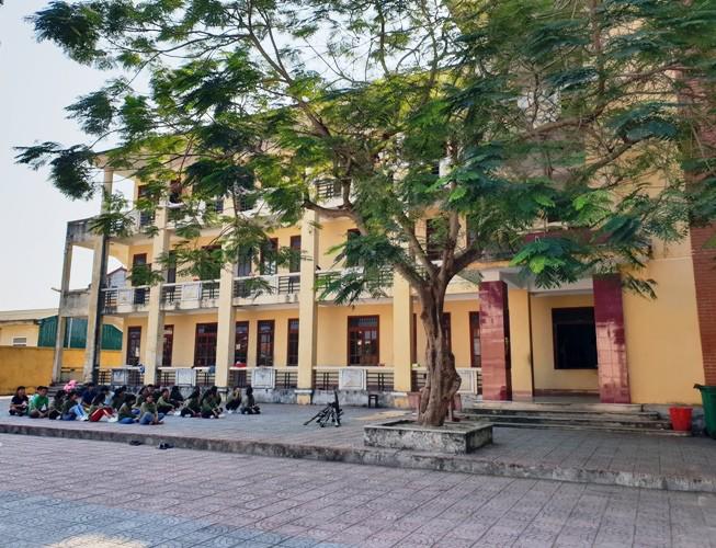 Hé lộ thông tin bất ngờ vụ nữ sinh 17 tuổi tự sinh con rồi giấu ở nhà vệ sinh-1