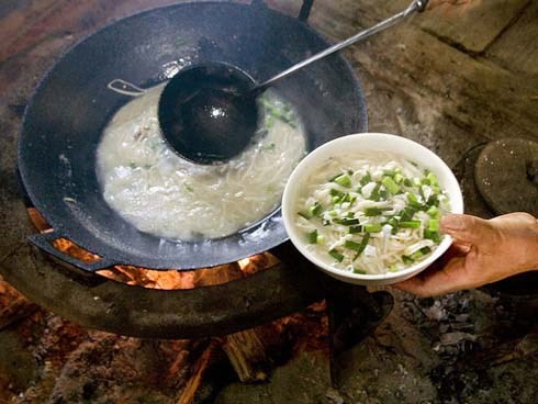 Câu chuyện xúc động của Tiến sĩ trẻ: Nếu nghèo đói là trường đại học tốt nhất, thì người mẹ nông dân của tôi chính là người thầy giáo giỏi nhất của đời tôi