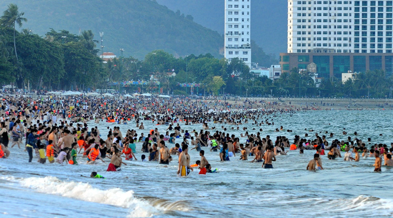 Hết vé máy bay, giá tour 30/4 - 1/5 tăng cao mỗi ngày-2