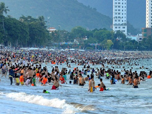 Hết vé máy bay, giá tour 30/4 - 1/5 tăng cao mỗi ngày