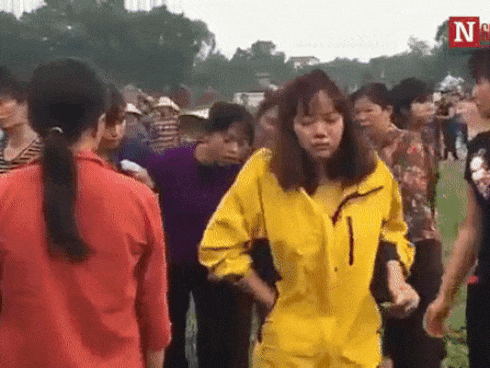 Mẹ thản nhiên vứt con vào thùng rác giữa phố khiến nhiều người sửng sốt-1