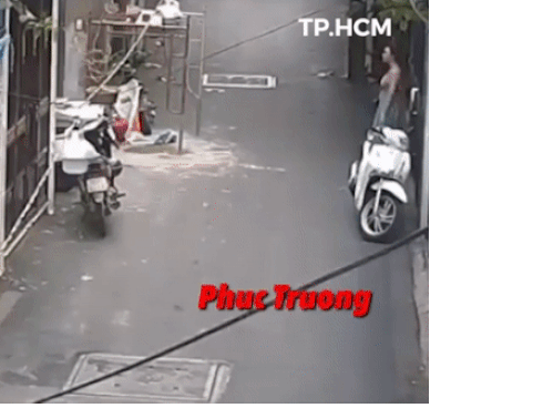 Cô gái bị hai thanh niên đi xe máy giật túi xách trong chớp mắt