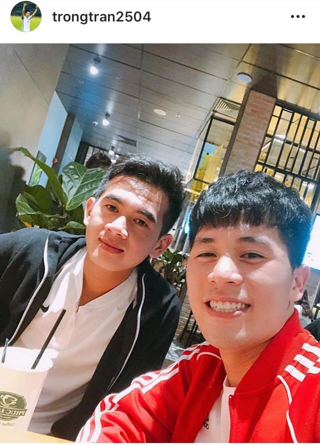 Đăng ảnh chơi khuya cùng người lạ, Đình Trọng liên tục bị fan trách vì không đến ủng hộ quán cafe mới của Tư Dũng-1