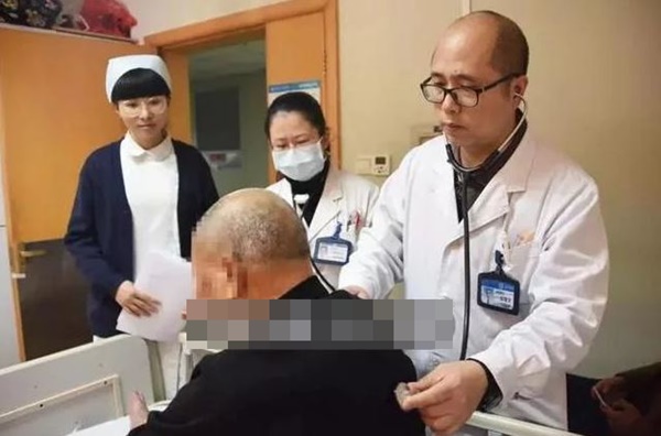 Cả 2 vợ chồng đều bị ung thư, chỉ vì hành động người chồng hay làm-1