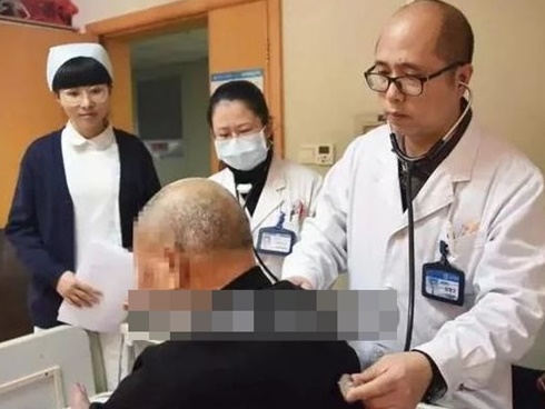 Tức tối vì người bàn bên không chịu dập thuốc lá, người đàn ông bỏ đi và quay lại với vật này khiến ai cũng khiếp sợ-3