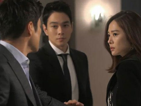 Đi công tác, nam bác sĩ quay cuồng trong mối tình với sếp nữ-2