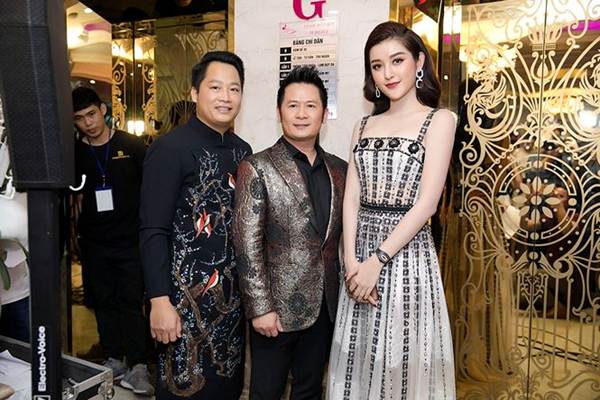 Huyền My khoe vai trần, Tiểu Vy diện váy xẻ sexy đi sự kiện-11