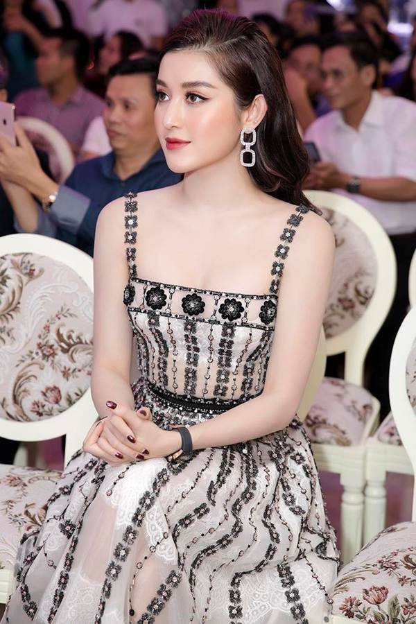 Huyền My khoe vai trần, Tiểu Vy diện váy xẻ sexy đi sự kiện-5