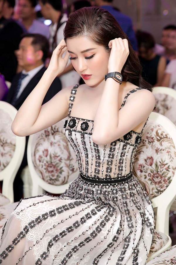 Huyền My khoe vai trần, Tiểu Vy diện váy xẻ sexy đi sự kiện-7