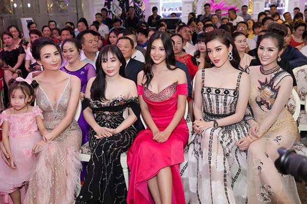 Huyền My khoe vai trần, Tiểu Vy diện váy xẻ sexy đi sự kiện-8