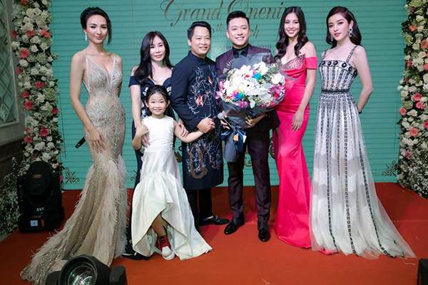 Huyền My khoe vai trần, Tiểu Vy diện váy xẻ sexy đi sự kiện-12