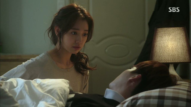 Chồng ốm nằm bẹp, vợ được dịp phát hiện chồng nhắn tin cho gái lạ, liền phẫn nộ cho chồng một bài học nhớ đời-1