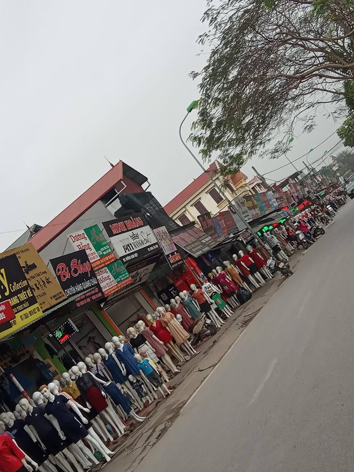 Hình ảnh góc phố đông đúc nhưng bình yên, chẳng chen chúc, cãi vã nhưng nhìn kĩ mới phát hiện điểm bất thường-1