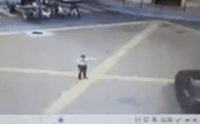 Bị ô tô đâm văng ra xa, nam cảnh sát vẫn đứng dậy đi lại bình thường-1