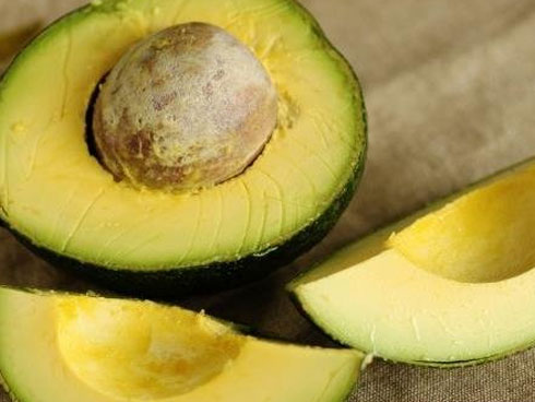 Nhìn vào cuống quả bơ, thấy có điểm này thì chớ dại mà nhặt về kẻo mất tiền mà mua thêm bệnh vào người-3