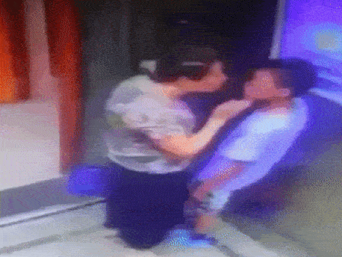 Những vụ quấy rối tình dục trẻ em trong thang máy khiến dư luận phẫn nộ