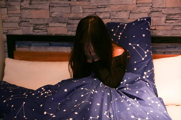 Say rượu rồi về nhà nghỉ cùng hai người bạn trai, cô gái gặp họa kinh hoàng-1