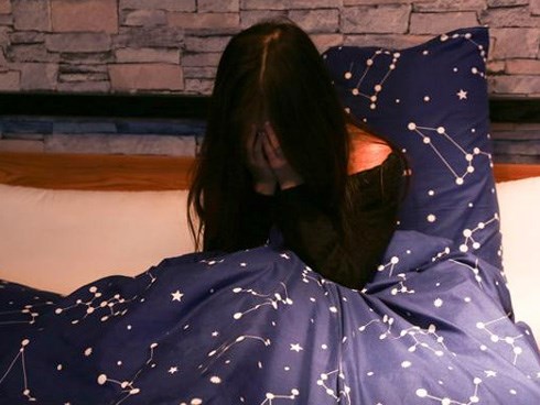 Say rượu rồi về nhà nghỉ cùng hai người bạn trai, cô gái gặp họa kinh hoàng