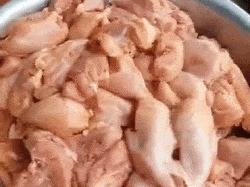 Phụ huynh tố đưa thịt gà ôi thiu vào bếp ăn, công an đến trường làm việc-3