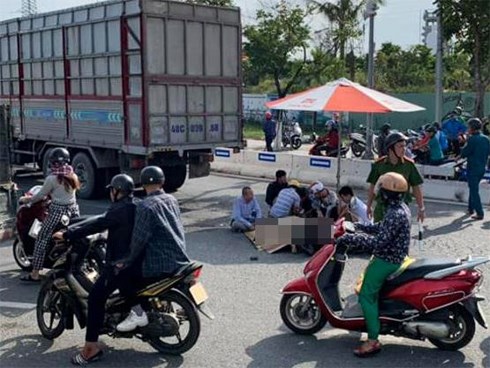 Cha gào khóc bên thi thể con trai 10 tuổi bị xe tải cán chết ở Đà Nẵng