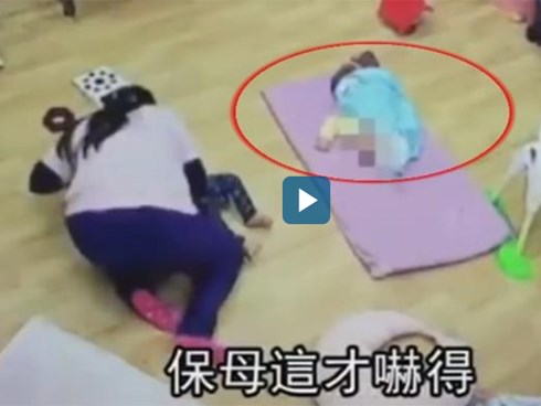 Bảo mẫu gác chân khiến bé trai chết thảm