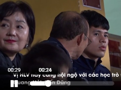 Thầy Park đưa vợ đến sân Hàng Đẫy, vừa xem bóng vừa thủ thỉ với Đình Trọng