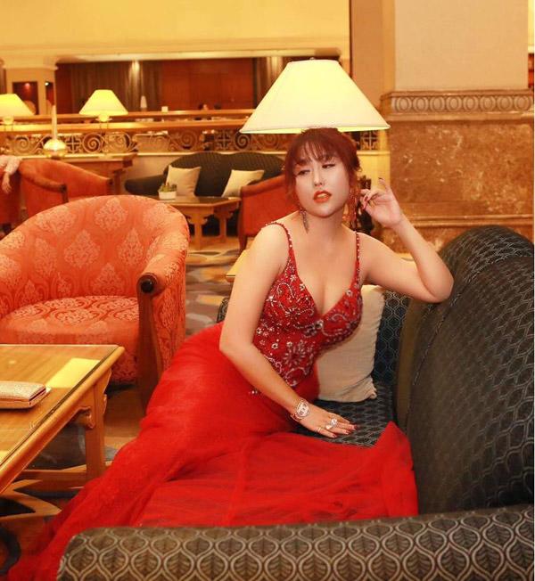 Phi Thanh Vân diện váy bó chẽn sau khi bị chê béo-1