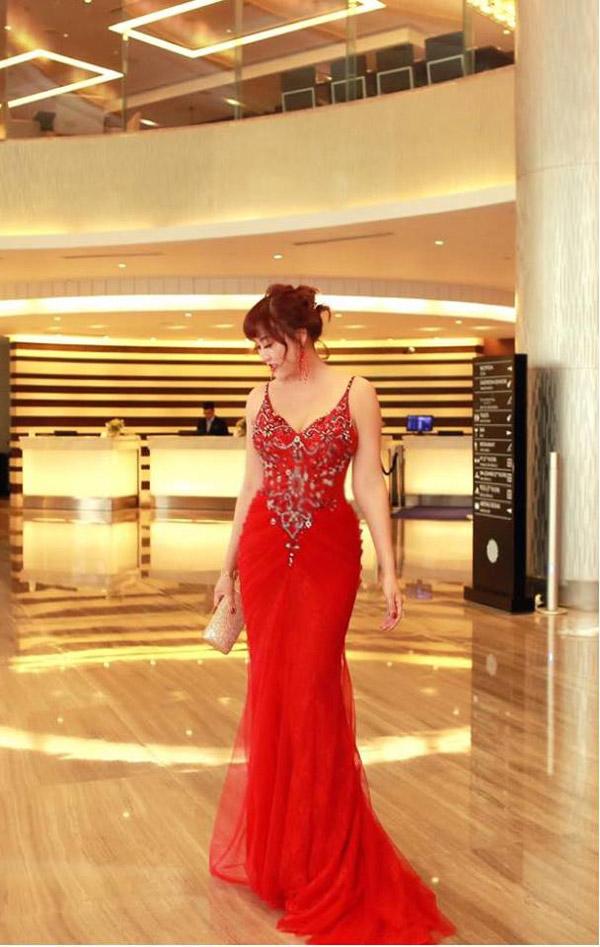 Phi Thanh Vân diện váy bó chẽn sau khi bị chê béo-3