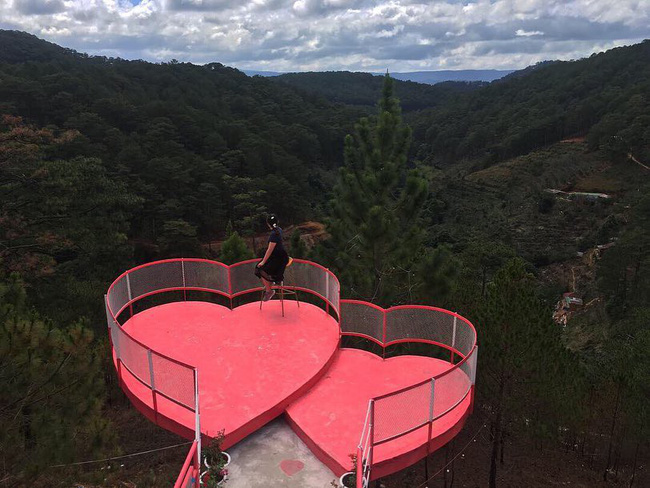 Ghé Đà Lạt, Ngọc Trinh đến ngay địa điểm này để chụp hình check-in, nhưng dân mạng lại đồng loạt chê sến-4