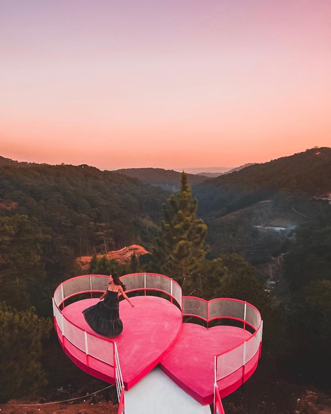 Ghé Đà Lạt, Ngọc Trinh đến ngay địa điểm này để chụp hình check-in, nhưng dân mạng lại đồng loạt chê sến-5