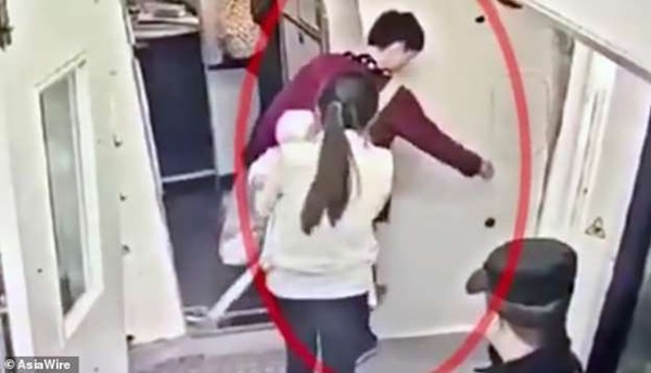 Kiểm tra camera an ninh trên máy bay, cảnh sát lập tức bắt giữ hành khách có hành động mê tín gây nguy hiểm tính mạng của hàng trăm người-1