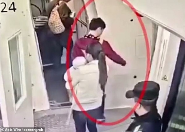 Kiểm tra camera an ninh trên máy bay, cảnh sát lập tức bắt giữ hành khách có hành động mê tín gây nguy hiểm tính mạng của hàng trăm người-2