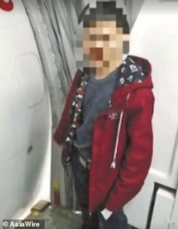 Kiểm tra camera an ninh trên máy bay, cảnh sát lập tức bắt giữ hành khách có hành động mê tín gây nguy hiểm tính mạng của hàng trăm người-3