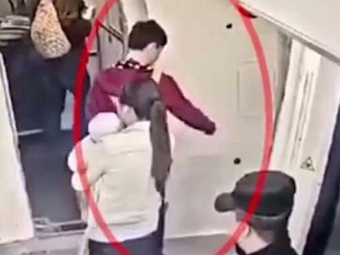 Kiểm tra camera an ninh trên máy bay, cảnh sát lập tức bắt giữ hành khách có hành động mê tín gây nguy hiểm tính mạng của hàng trăm người