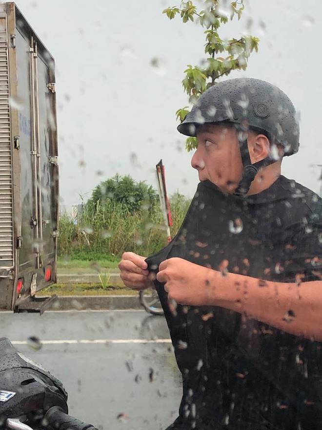 Người đàn ông bắt vợ đi taxi rồi đội mưa chạy xe theo gây thích thú, danh tính của anh mới bất ngờ-2